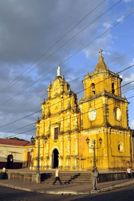 As cores quentes do entardecer na igreja da Recolecção, León