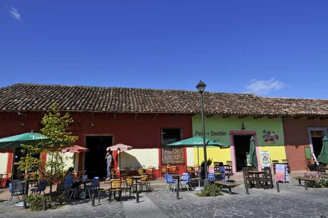 La Calzada, artéria pedonal de Granada que sai do parque central em direção às margens do lago Cocibolca