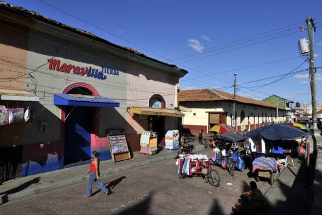 Mercado de rua no centro de León