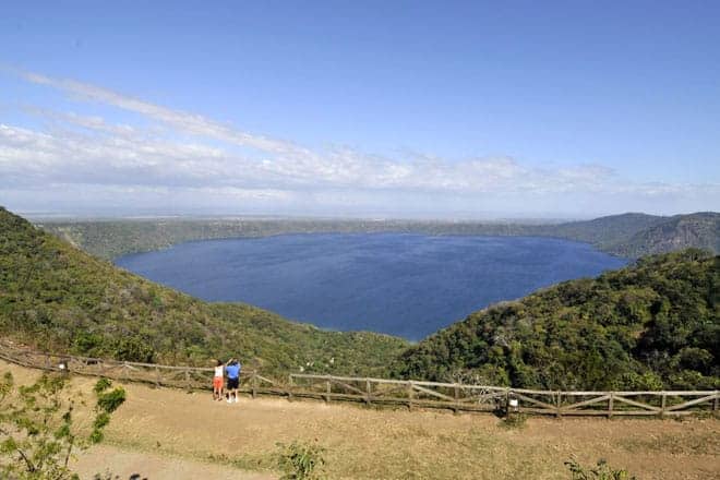Lagoa Apoyo vista a partir do miradouro de Catarina