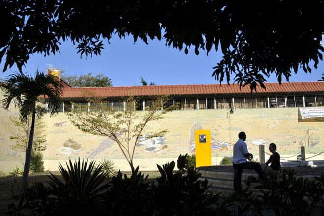 Mural que conta a história recente da Nicarágua, em León