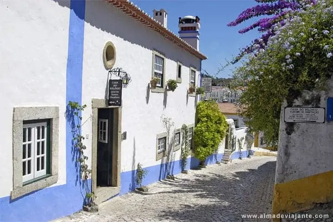 Rua no centro de Óbidos, com as cores típicas da povoação: branco, azul e amarelo