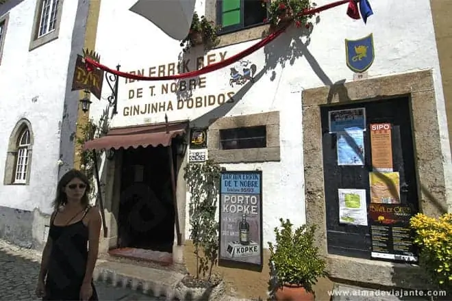 A famosa Ginjinha de Óbidos, bebida muito apreciada na região