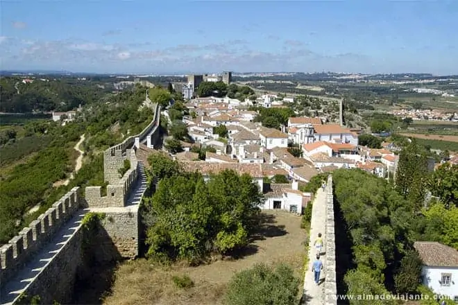 Vista global de Óbidos a partir de uma das extremidades da muralha que circunscreve a povoação
