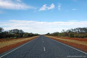 A longa, rectilínea e plana Stuart Highway, Austrália