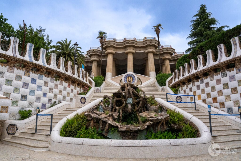 Visitar Park Güell, Barcelona: escadarias centrais do parque