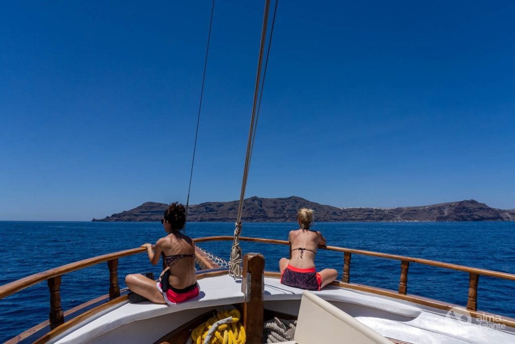 Passeio de barco em Santorini