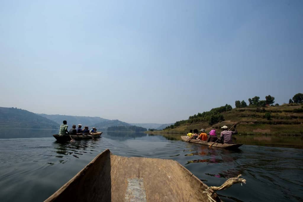 Viagem de canoa no lago Bunyonyi