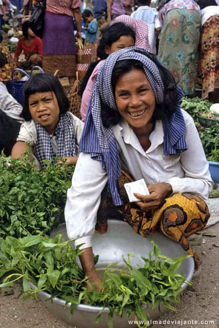 Mercado de rua em Phnom Penh, Camboja