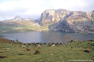 Lago Enol, no maciço central dos Picos da Europa