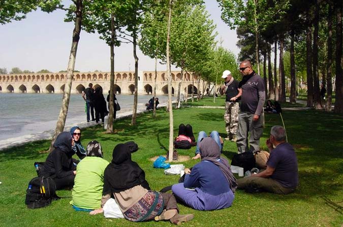 Piquenique nas margens do rio Zayandeh