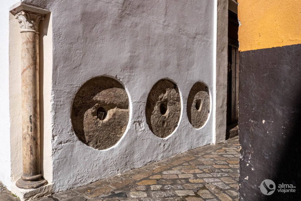 Visitar Sevilha: rodas de pedra nas fachadas