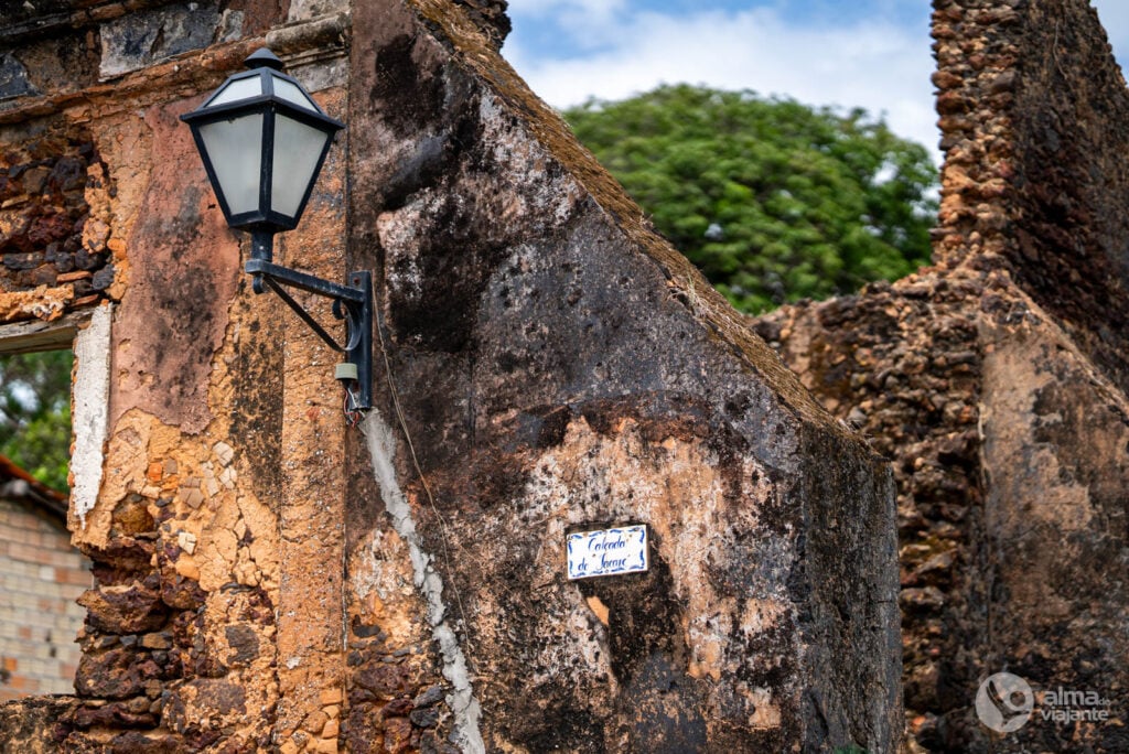 Ruínas de um edifício histórico de Alcântara