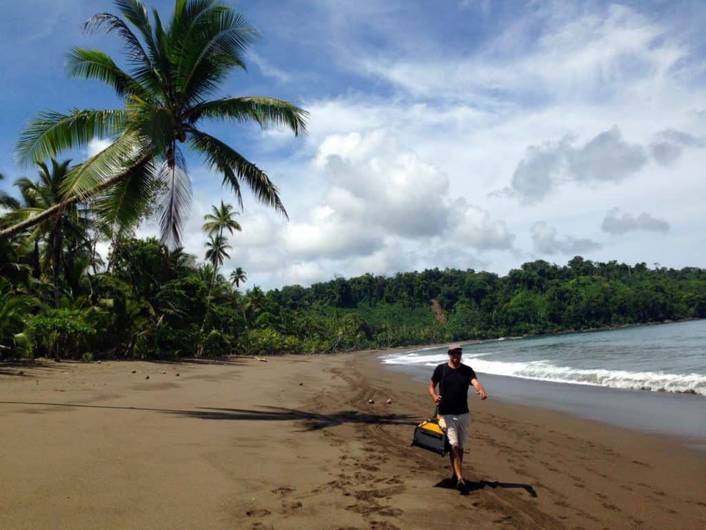 Usando o paradiver da Samsonite como duffle na praia Rincon de San Josecito, Costa Rica