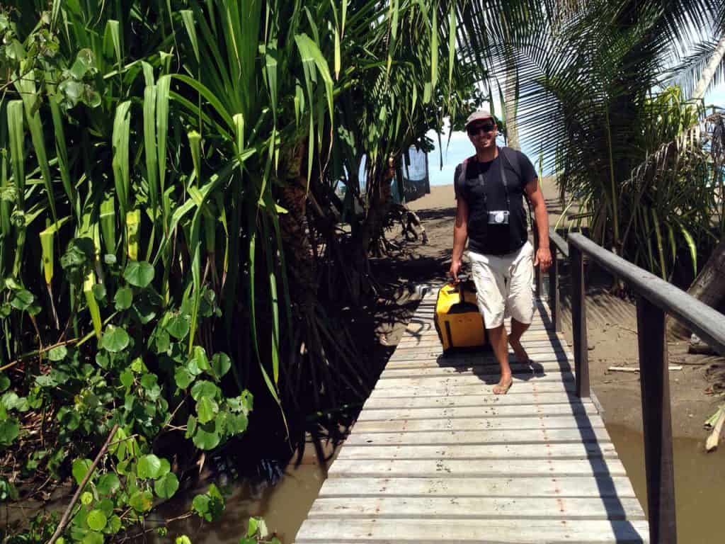 Usando o paradiver da Samsonite como trolley em San Josecito, Costa Rica