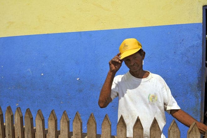 Um homem cumprimenta o visitante defronte da “Cozinha Social”, projeto dos Leigos para o Desenvolvimento na roça Água Izé