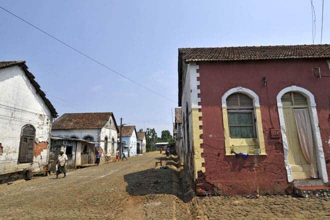 Rua principal da roça Água Izé, São Tomé