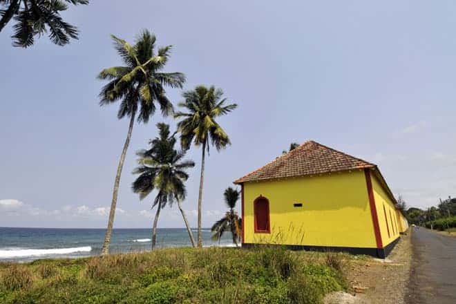 Como quase tudo em São Tomé, a roça Água Izé está localizada mesmo em frente ao mar