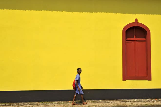 Uma criança regressa da escola pela estrada “Sul” da ilha de São Tomé