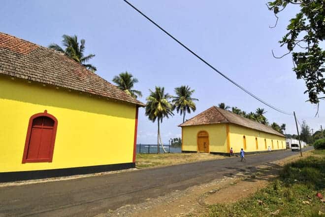 Dois dos edifícios recuperados da roça Água Izé, na estrada “Sul” de São Tomé