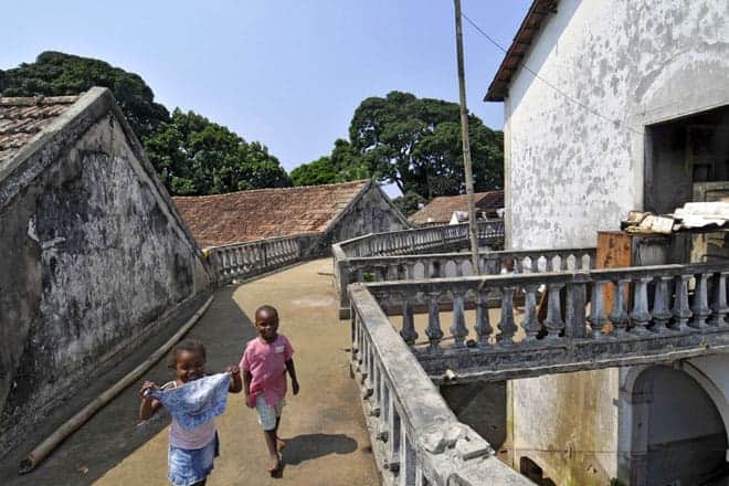 Crianças brincam no antigo hospital da roça
