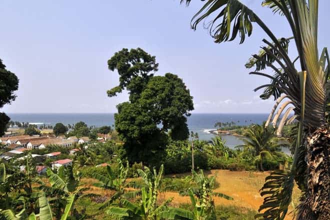 Os tons verdes e azuis de São Tomé envolvem a roça Agua Izé