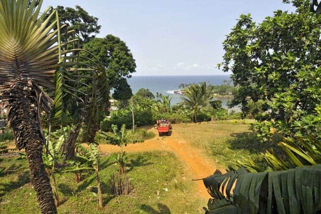 Um trator atravessa a paisagem deslumbrante da Água Izé