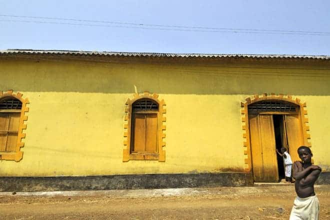 Dentro deste edifício guarda-se uma relíquia, o comboio que outrora transportava o cacau no interior da roça, São Tomé