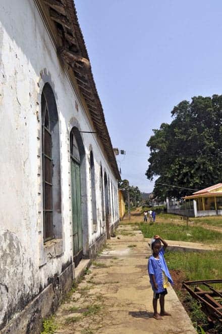 Muitos edifícios da roça continuam degradados
