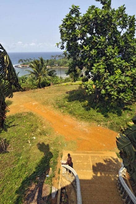 Um homem observa a paisagem do fundo da escadaria principal do antigo hospital da Água Izé