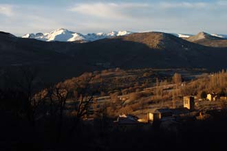 Aldeia de Navalperal de Tormes, com a Serra de Gredos por trás