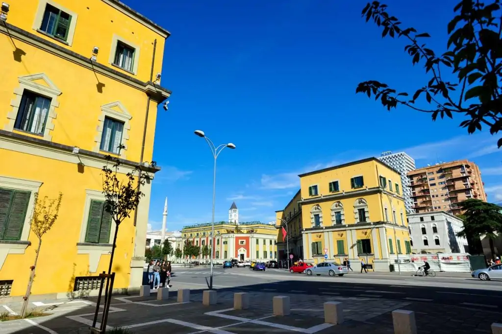 O que fazer em Tirana: visitar Praça Skanderbeg