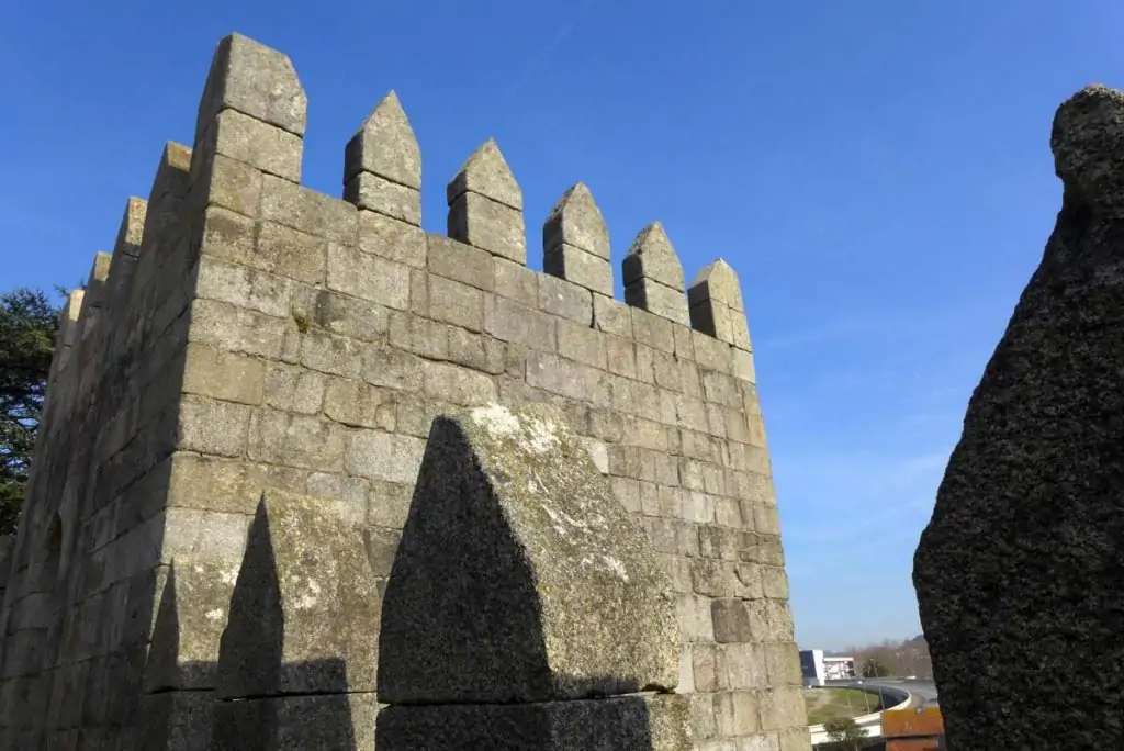 Muralha Fernandina, troço dos Guindais (Porto)