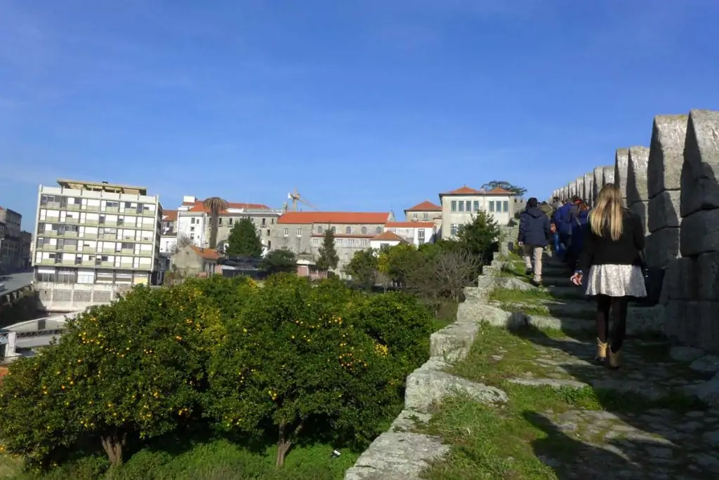 Turistas na muralha Fernandina