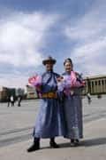 Noivos em trajes tradicionais na Praça Sukhbaatar, Ulan Bator