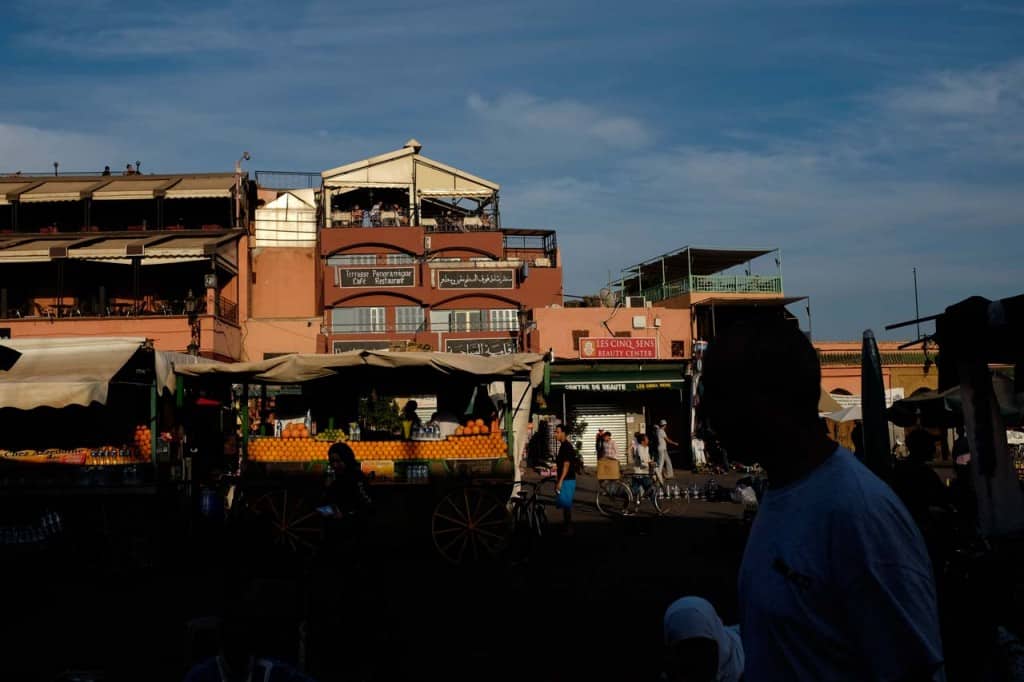 Vendedores de sumo de laranja na praça Djemaa el-Fna