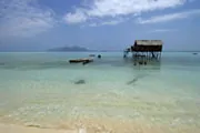 Habitação construída em pleno oceano, nas proximidades de uma ilhota ao largo de Semporna, na parte malaia do Bornéu