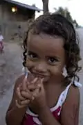 Os olhos negros de uma pequena ternura timorense