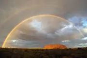 Quando um duplo arco-íris abraça Uluru, Austrália