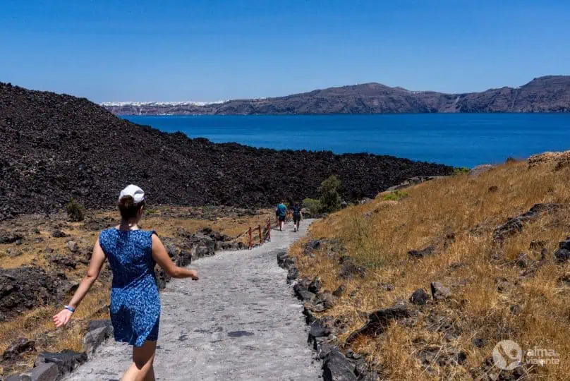 Turistas na ilha Nea Kameni, Grécia